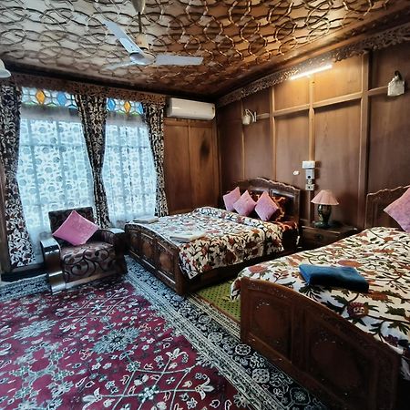 Amina Group Of Houseboats Hotell Srīnagar Exteriör bild