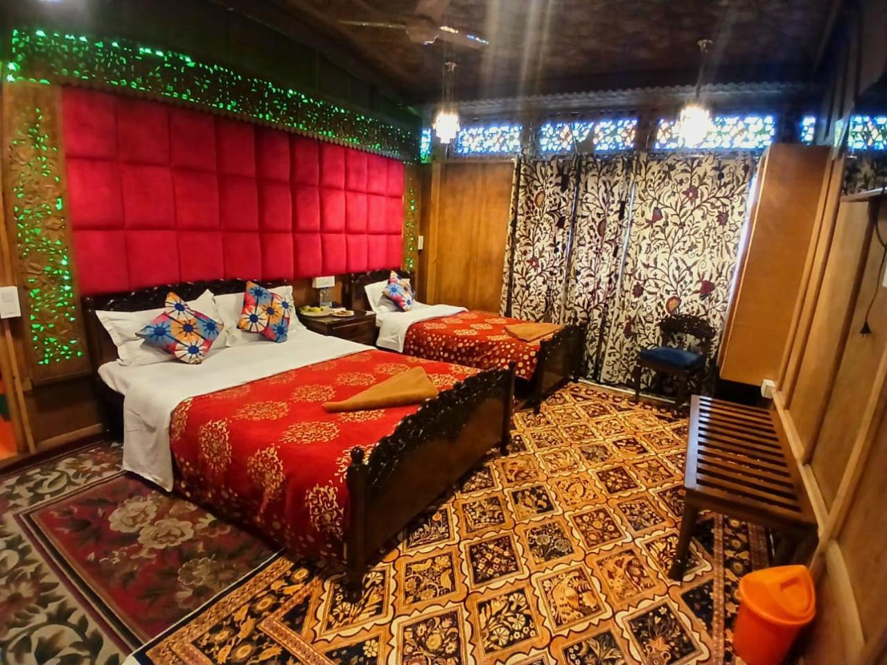 Amina Group Of Houseboats Hotell Srīnagar Exteriör bild