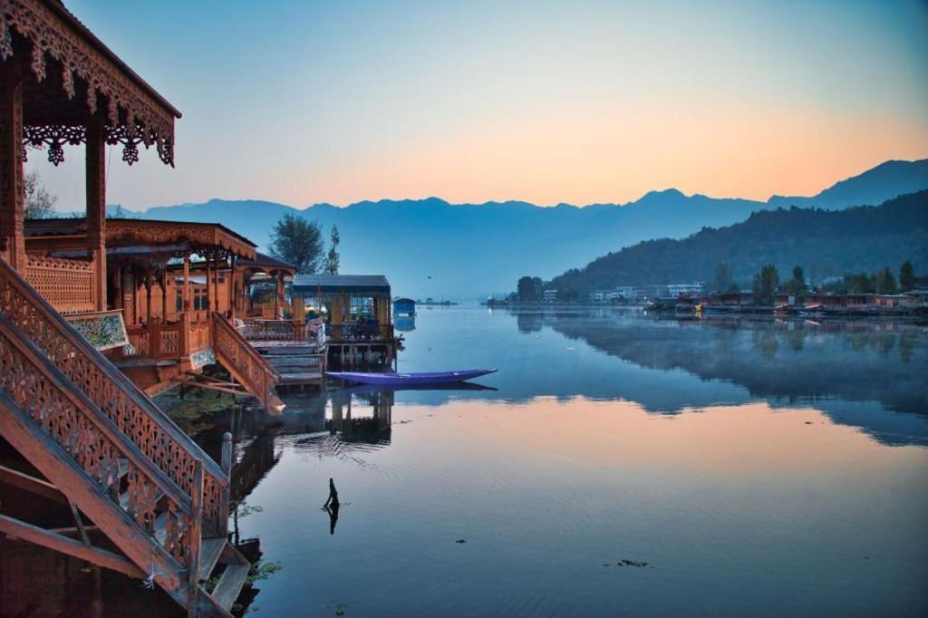 Amina Group Of Houseboats Hotell Srīnagar Exteriör bild