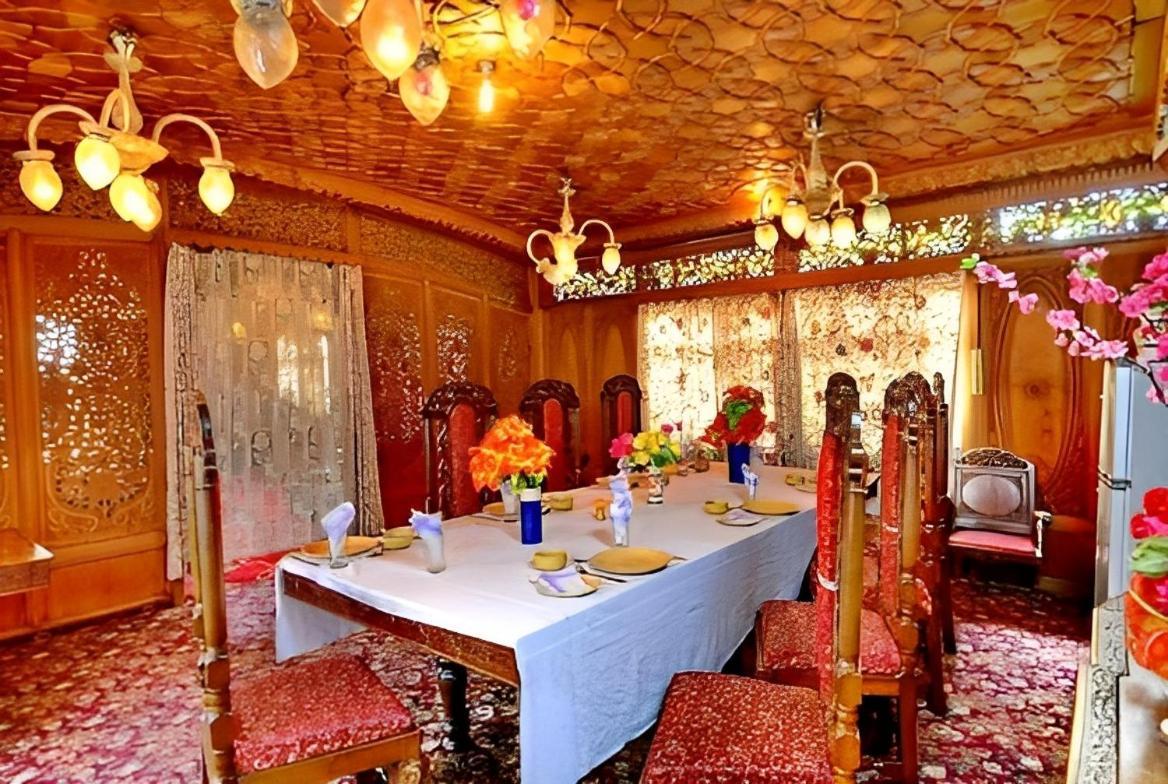 Amina Group Of Houseboats Hotell Srīnagar Exteriör bild