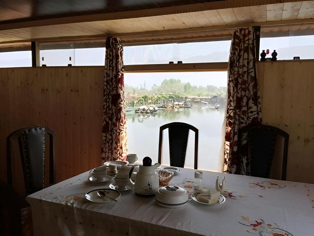 Amina Group Of Houseboats Hotell Srīnagar Exteriör bild