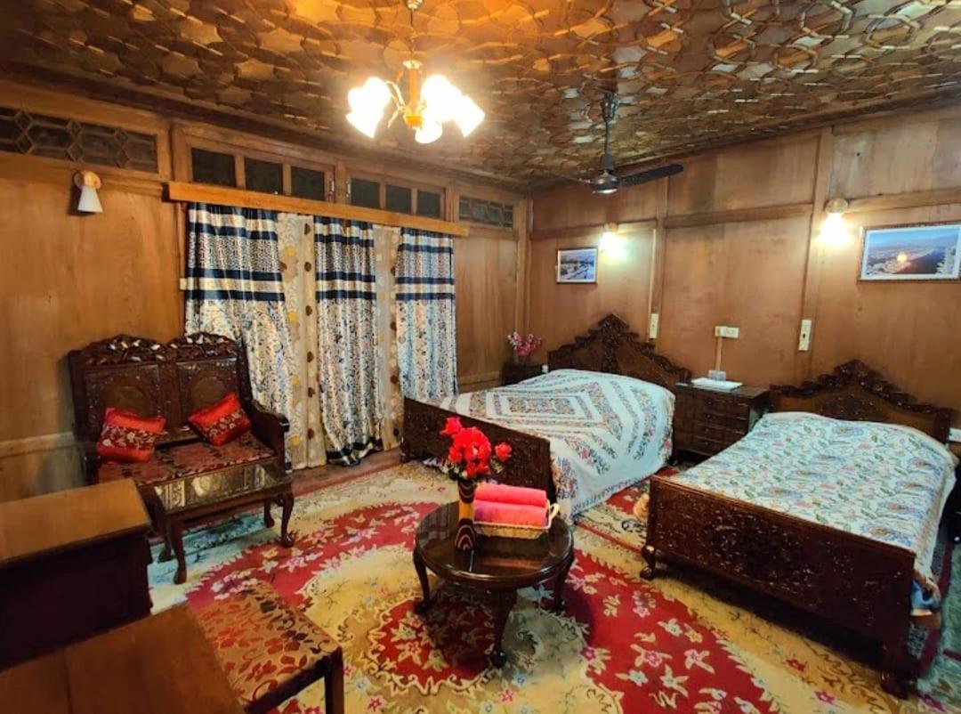 Amina Group Of Houseboats Hotell Srīnagar Exteriör bild