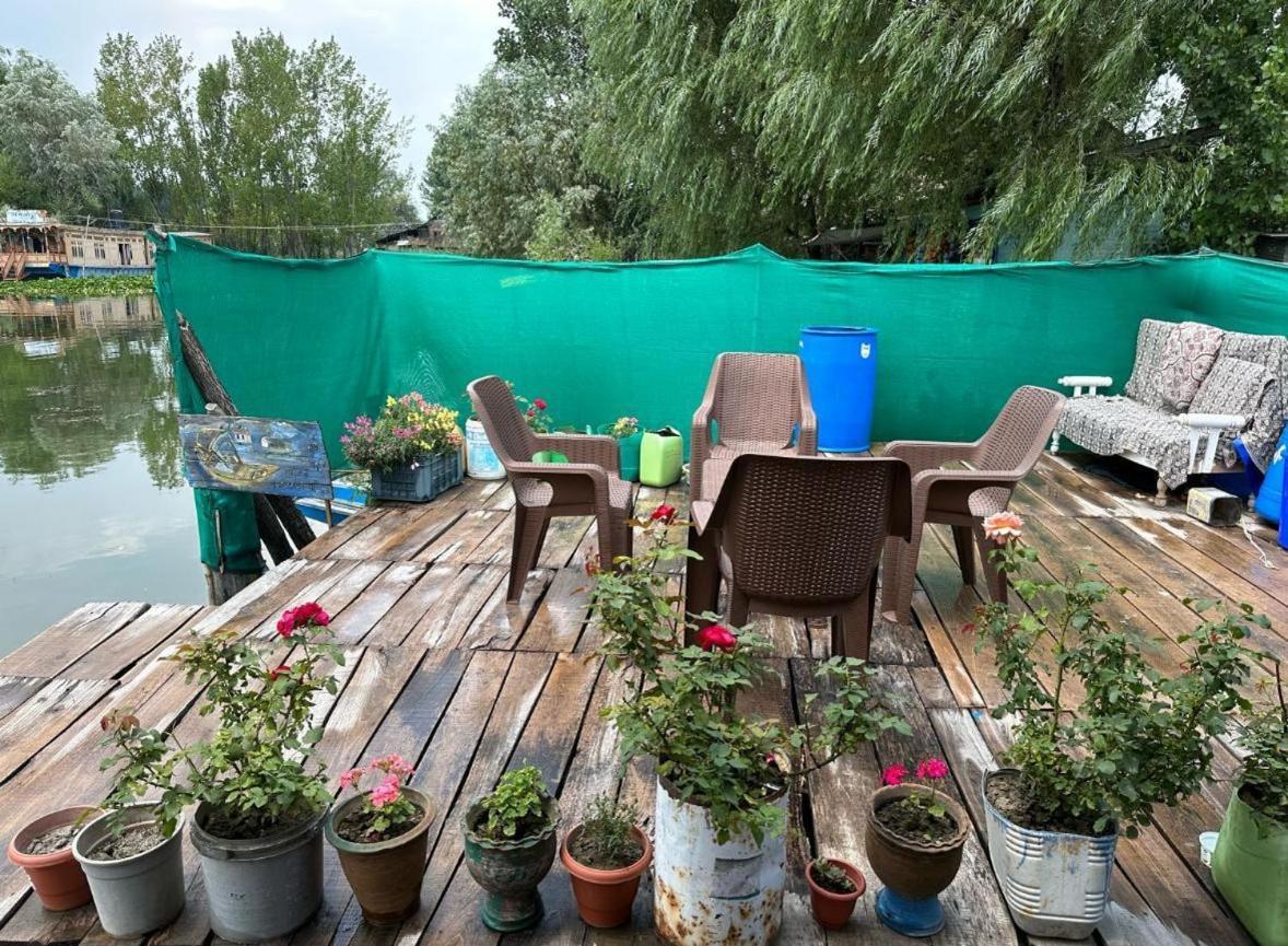 Amina Group Of Houseboats Hotell Srīnagar Exteriör bild