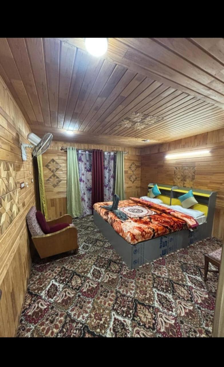 Amina Group Of Houseboats Hotell Srīnagar Exteriör bild