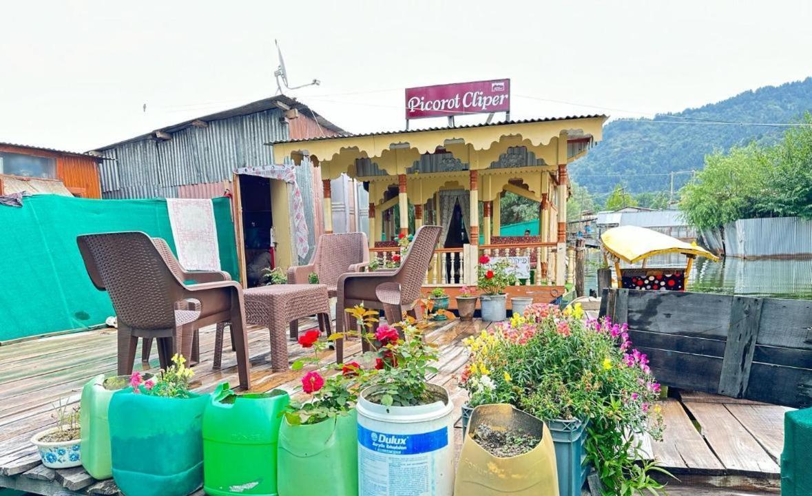 Amina Group Of Houseboats Hotell Srīnagar Exteriör bild