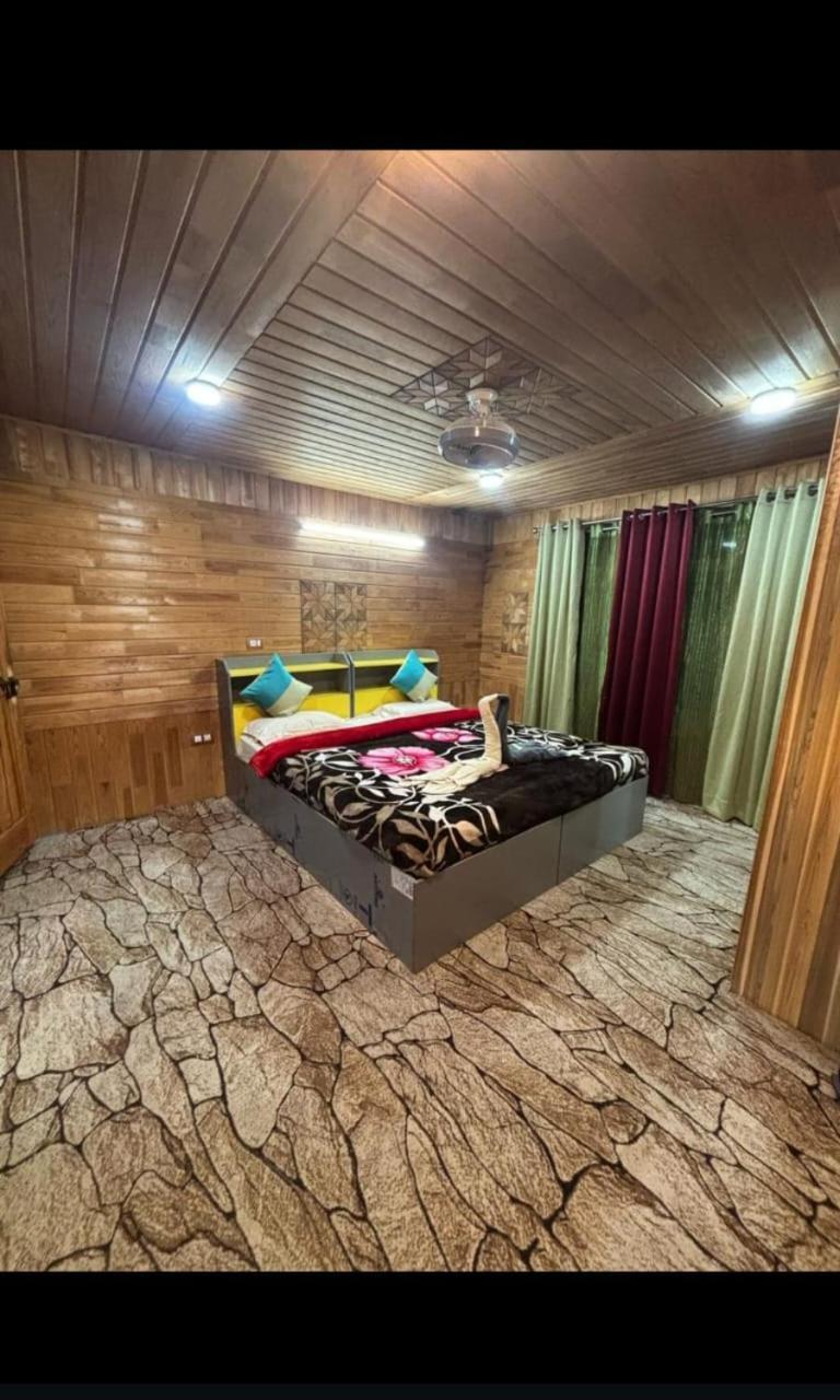 Amina Group Of Houseboats Hotell Srīnagar Exteriör bild