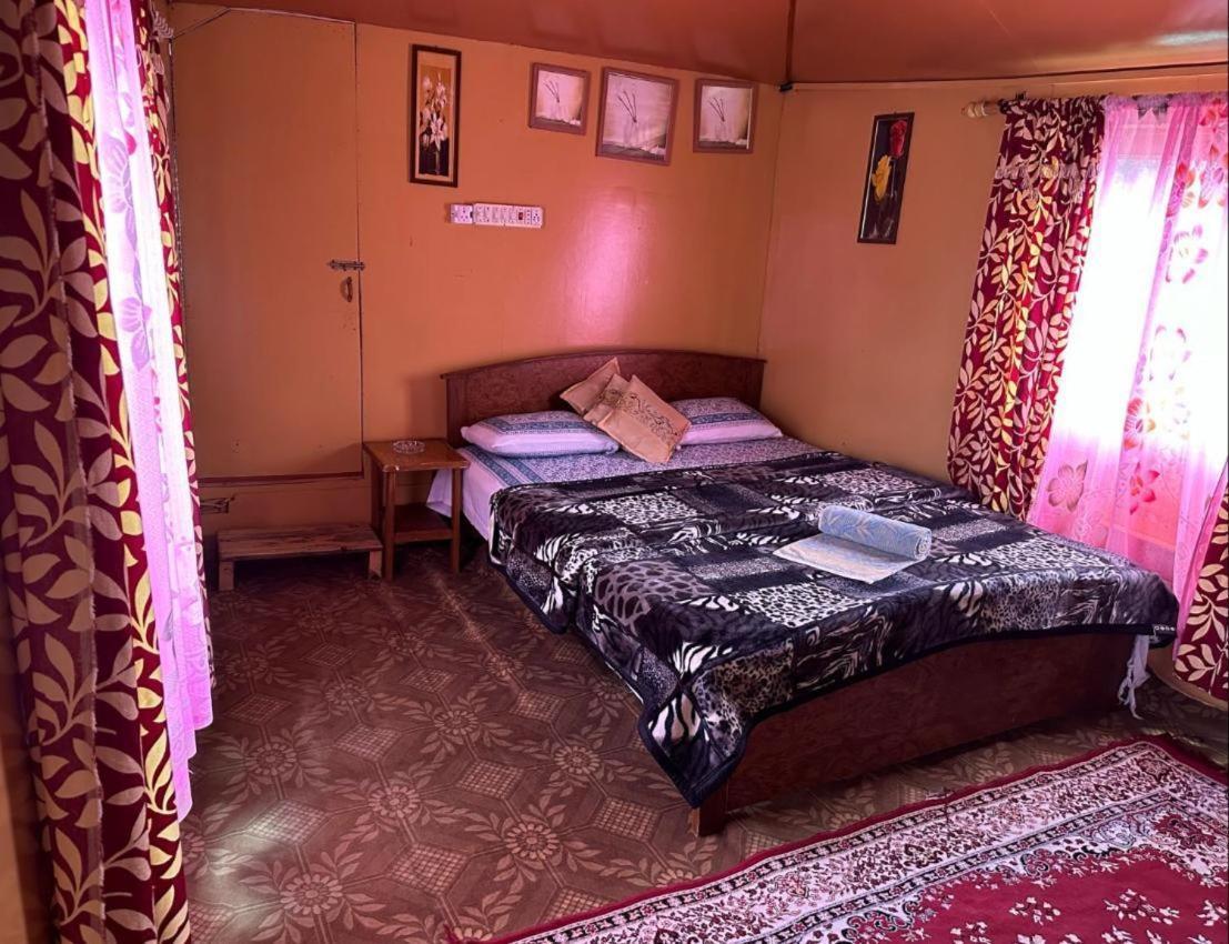 Amina Group Of Houseboats Hotell Srīnagar Exteriör bild