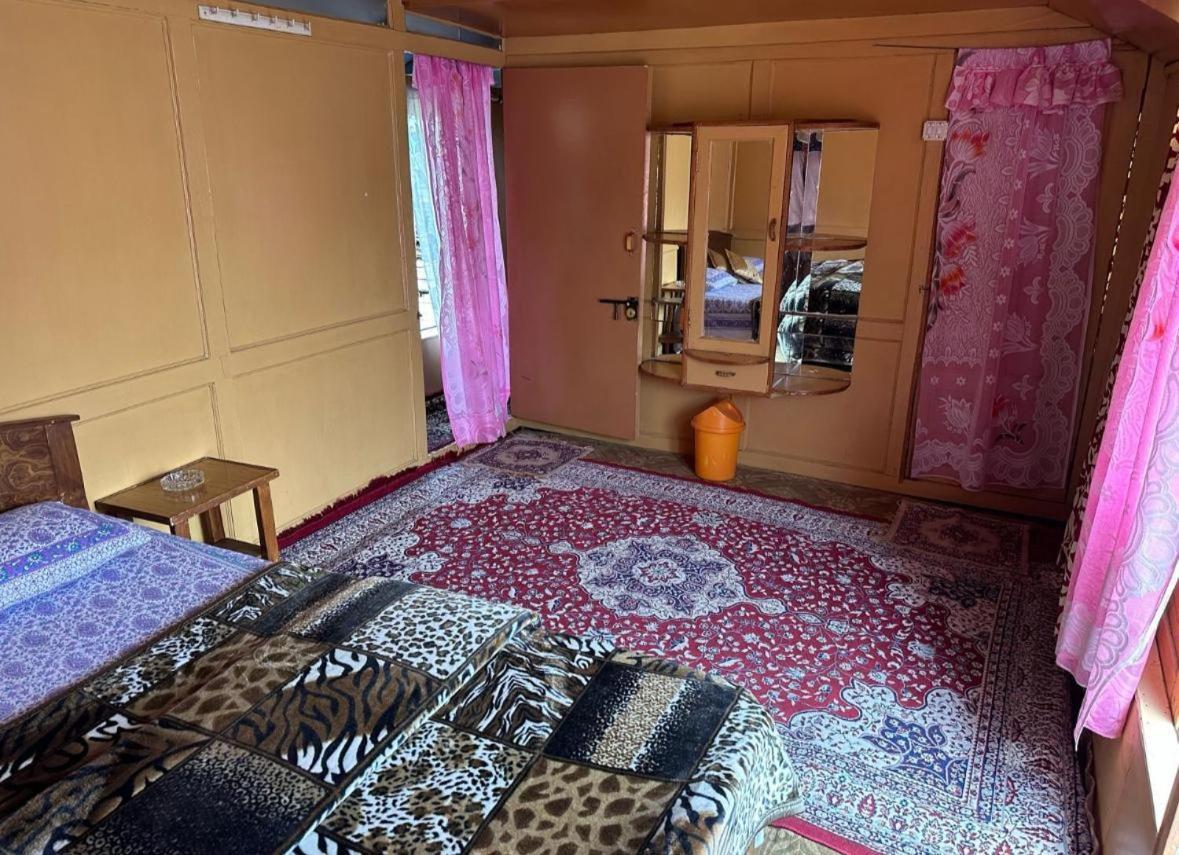 Amina Group Of Houseboats Hotell Srīnagar Exteriör bild