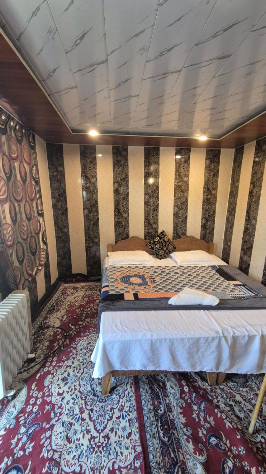 Amina Group Of Houseboats Hotell Srīnagar Exteriör bild